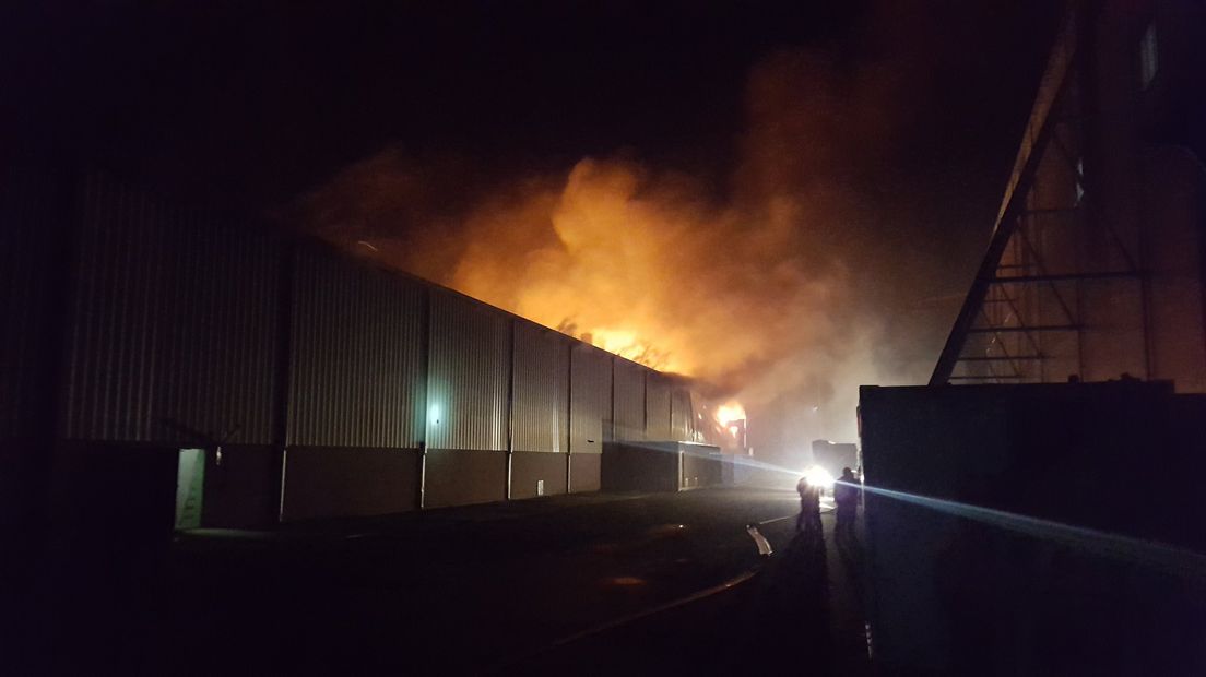 Bij het scheepsbouwbedrijf Neptune in Aalst (gemeente Zaltbommel) heeft woensdagavond een zeer grote uitslaande brand gewoed. Minstens 20 brandweerauto's en hoogwerkers zijn uitgerukt. De brandweer was tot in de vroege ochtend bezig te zijn met (na)blussen. Er kwam veel rook vrij. De brandweer adviseerde de inwoners van Aalst, Brakel en Zuilichem om tegen de stank de ramen te sluiten. Er zijn geen gewonden.