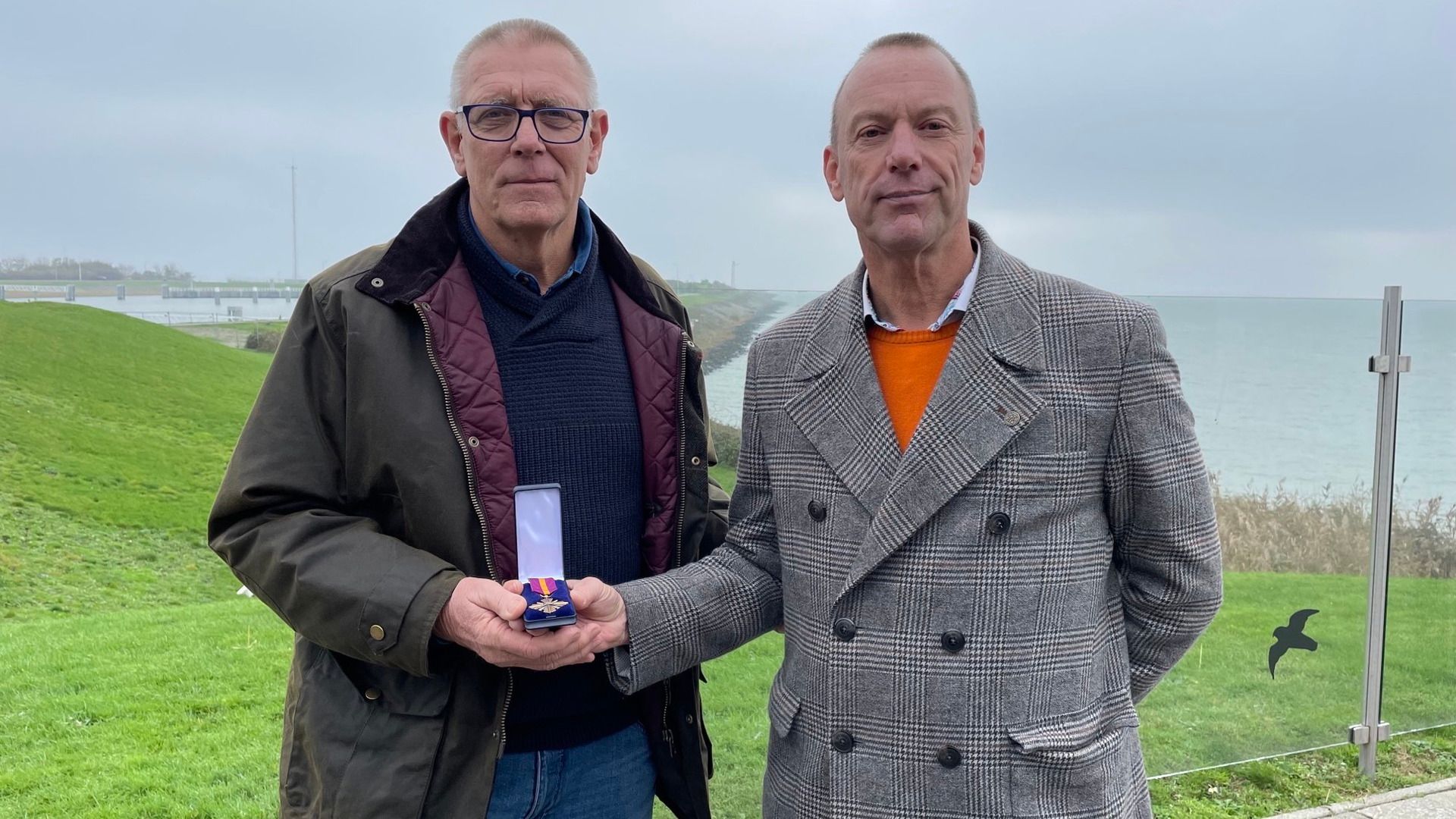 Sjaak Koeten (L) en Kees Terwisscha van Scheltinga fan it Kazemattenmuseum