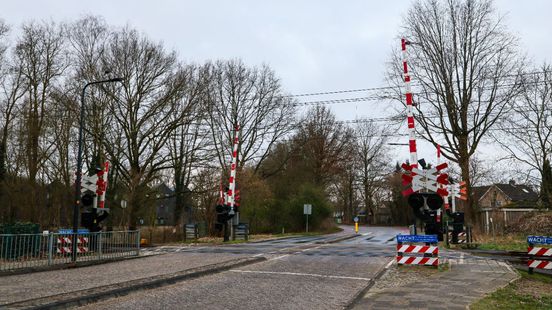 Fietser overleden na aanrijding met trein in Borne. Fietser overleden na aanrijding met trein in Borne.