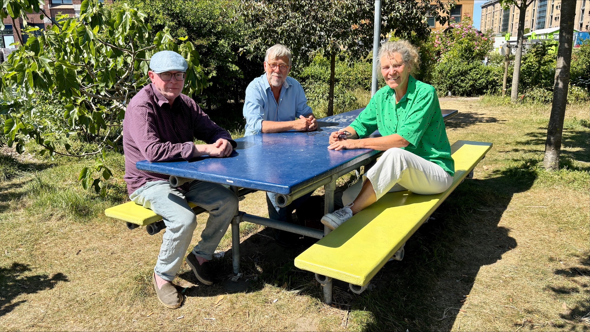 Erik, Frits en Jose aan een picknicktafel in het Lloydkwartier