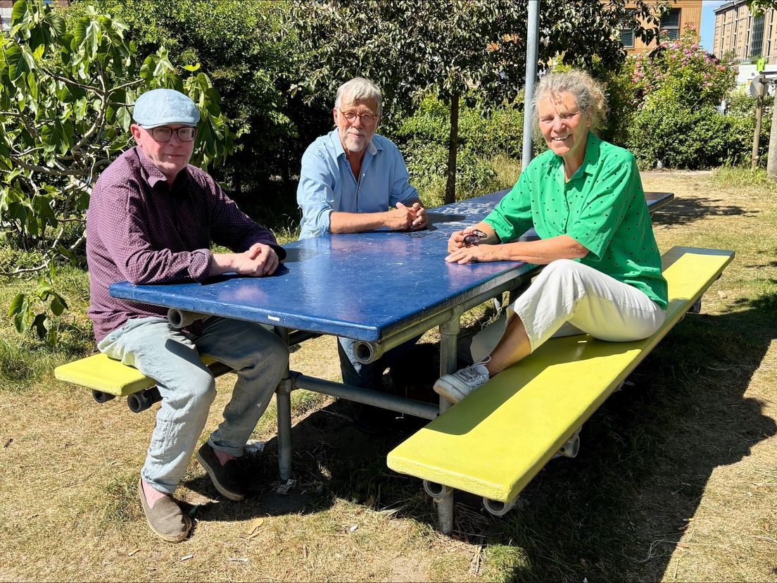 Erik, Frits en Jose aan een picknicktafel in het Lloydkwartier