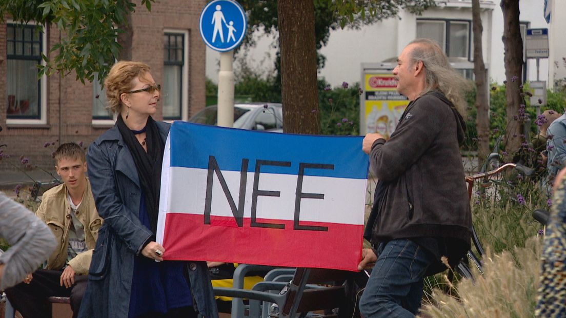 Demonstranten in actie tegen de spoedwet in Vlissingen