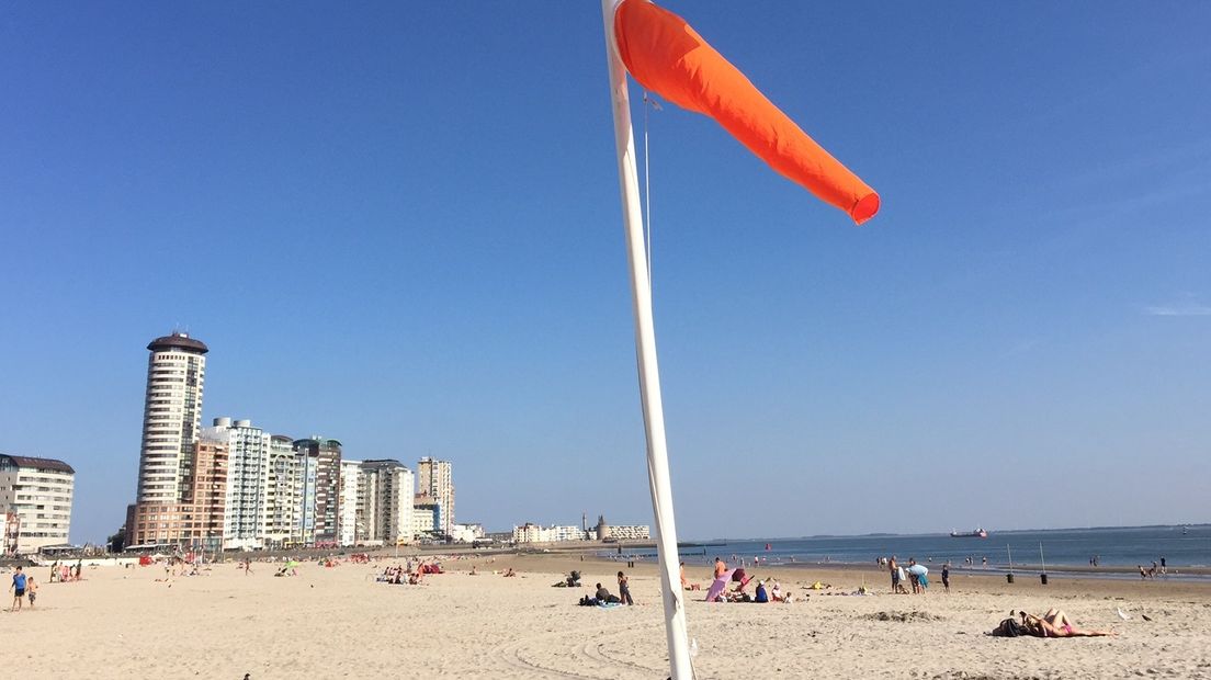 Oranje windzakken waarschuwen voor aflandige wind