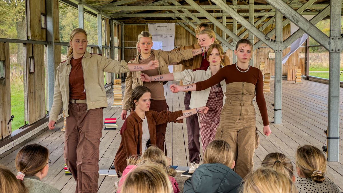Hoe (over)leef je in Kamp Westerbork? Jongeren maken theaterstuk over leven in oorlogstijd