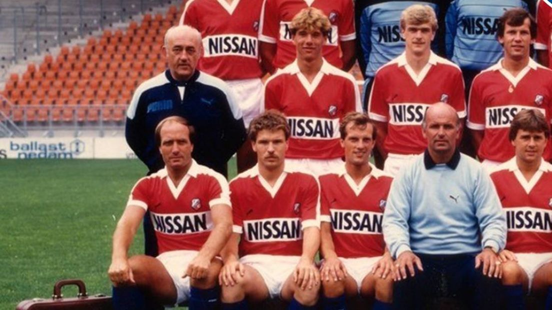 Barry Hughes als trainer van FC Utrecht. Rechts naast hem Gert Kruys, helemaal links Dick Advocaat