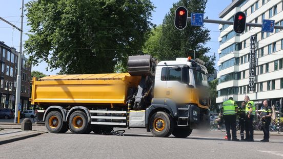 Scooterrijder naar ziekenhuis na aanrijding met auto op de Scherpenzeelseweg. Scooterrijder naar ziekenhuis na aanrijding met auto op de Scherpenzeelseweg.