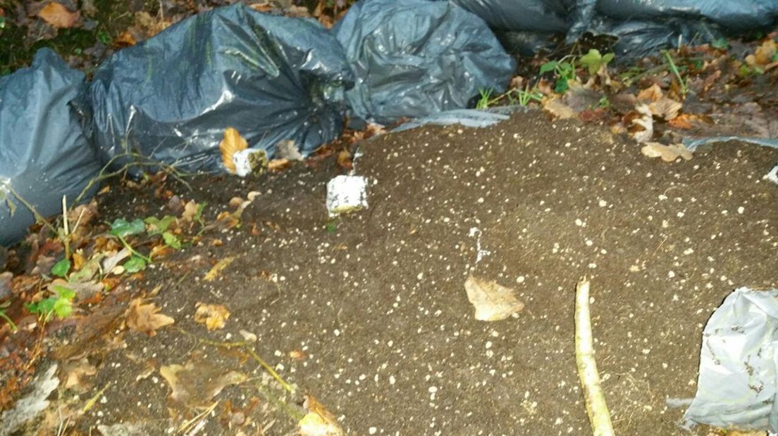Afval hennepkwekerij gedumpt in Enschede