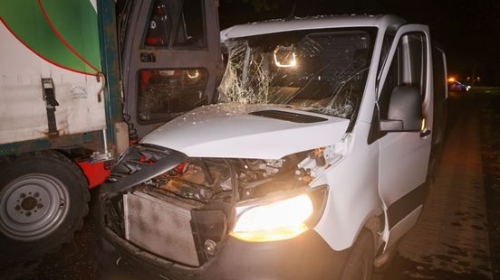 Bestelbus rijdt vol op achterkant vrachtwagen