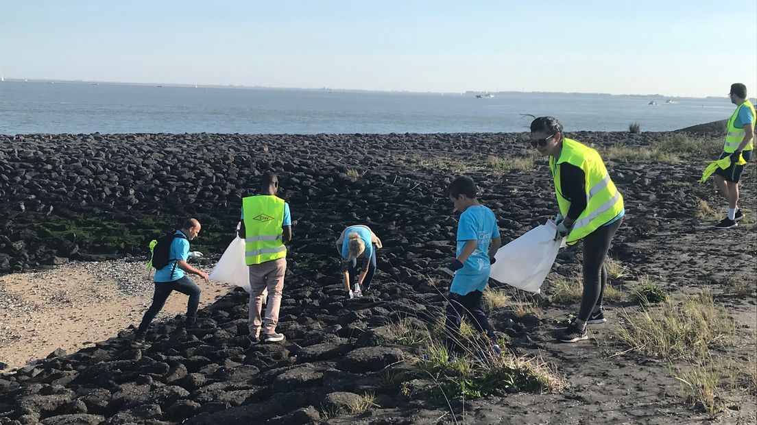 Dow-medewerkers ruimen stranden op