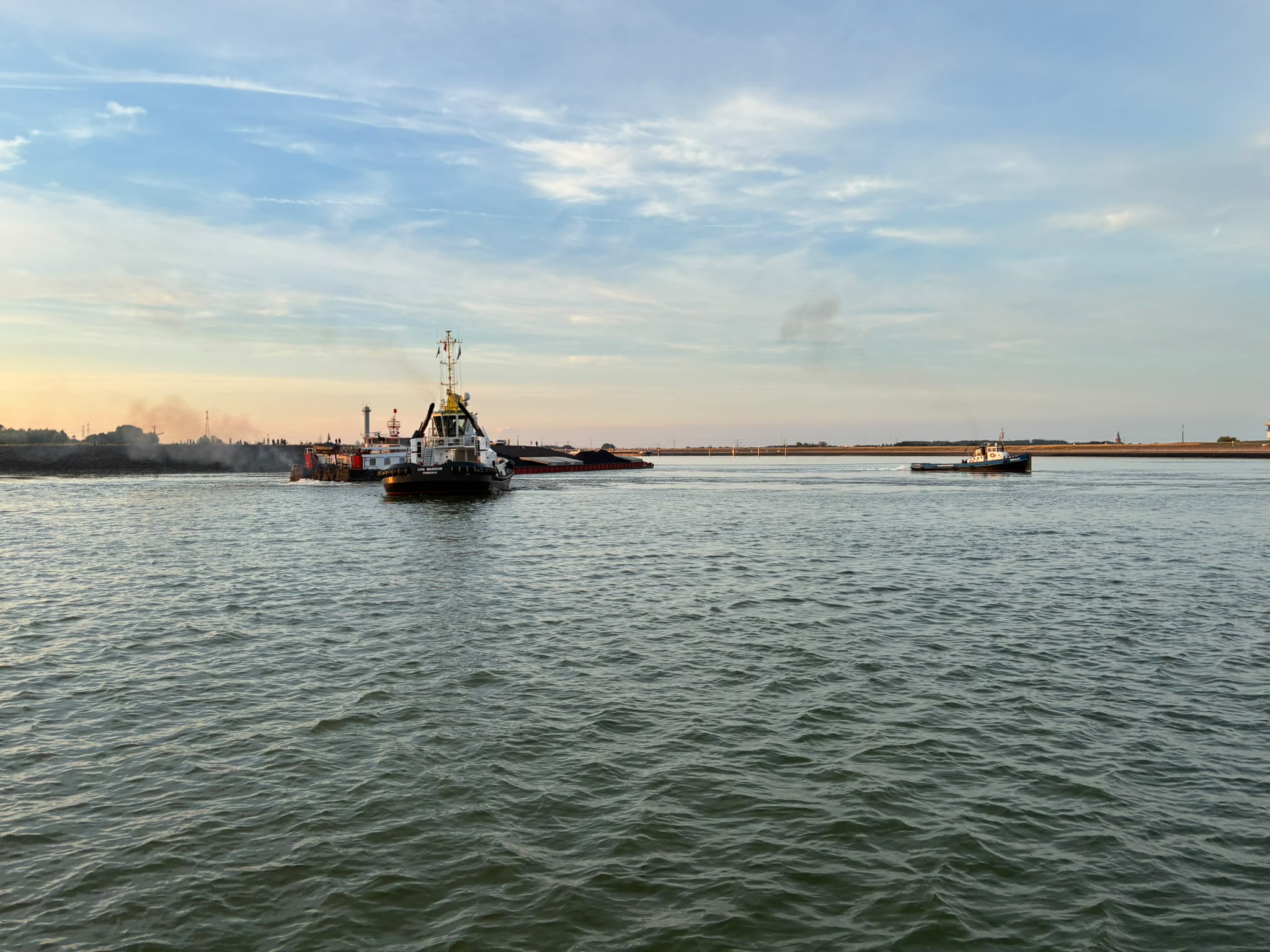 Duwboot vastgelopen bij haven Hansweert