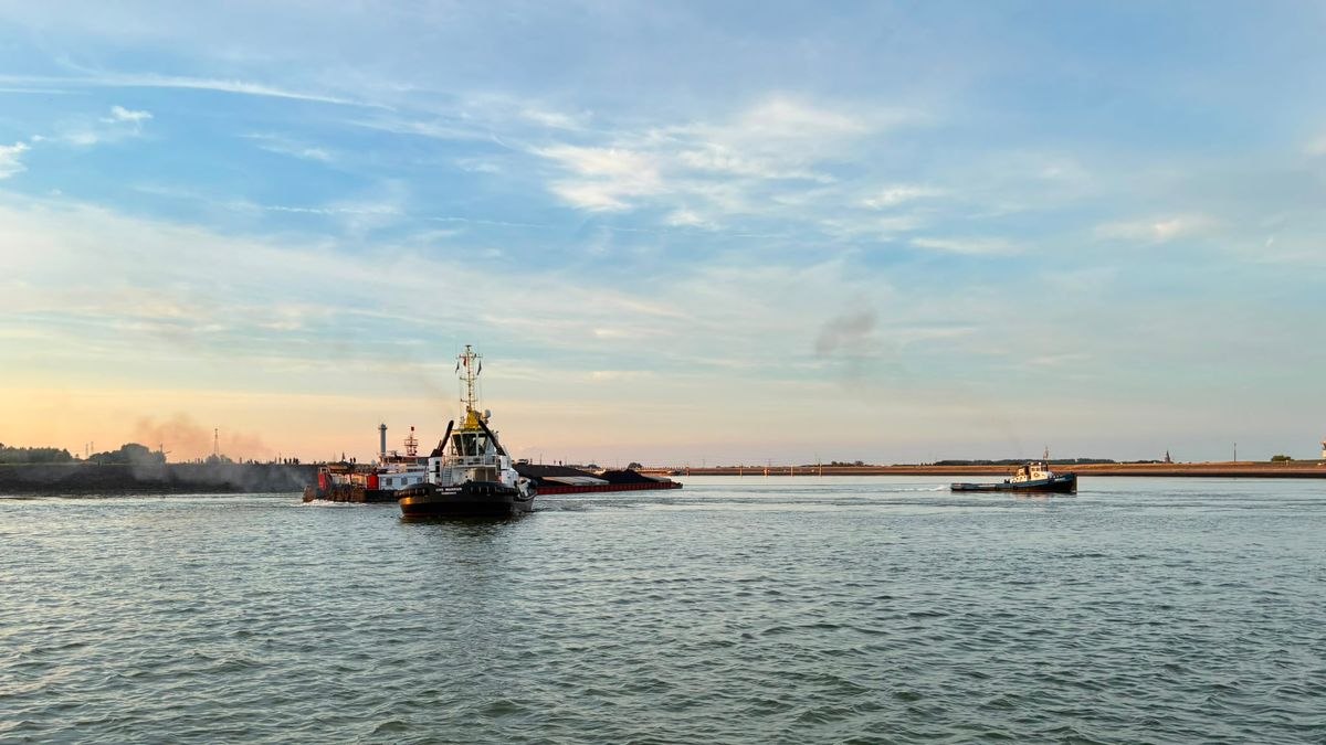 Duwboot vastgelopen bij haven Hansweert