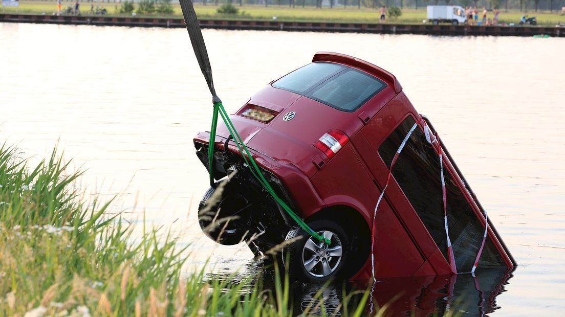 Auto te water in Vriezenveen