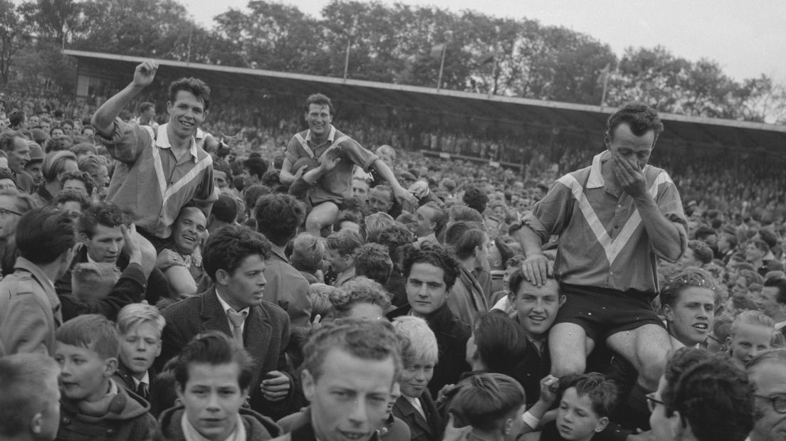 Spelers van Holland Sport op de schouders na het behalen van het kampioenschap