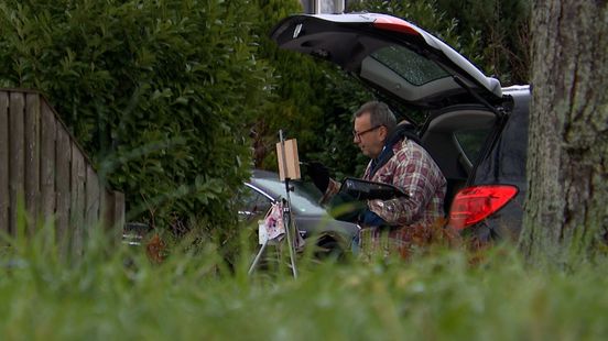 Twee paar handschoenen aan: kunstschilder Diederik Grootjans schildert altijd