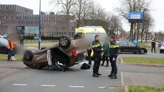 Auto op de kop; bestuurder gewond