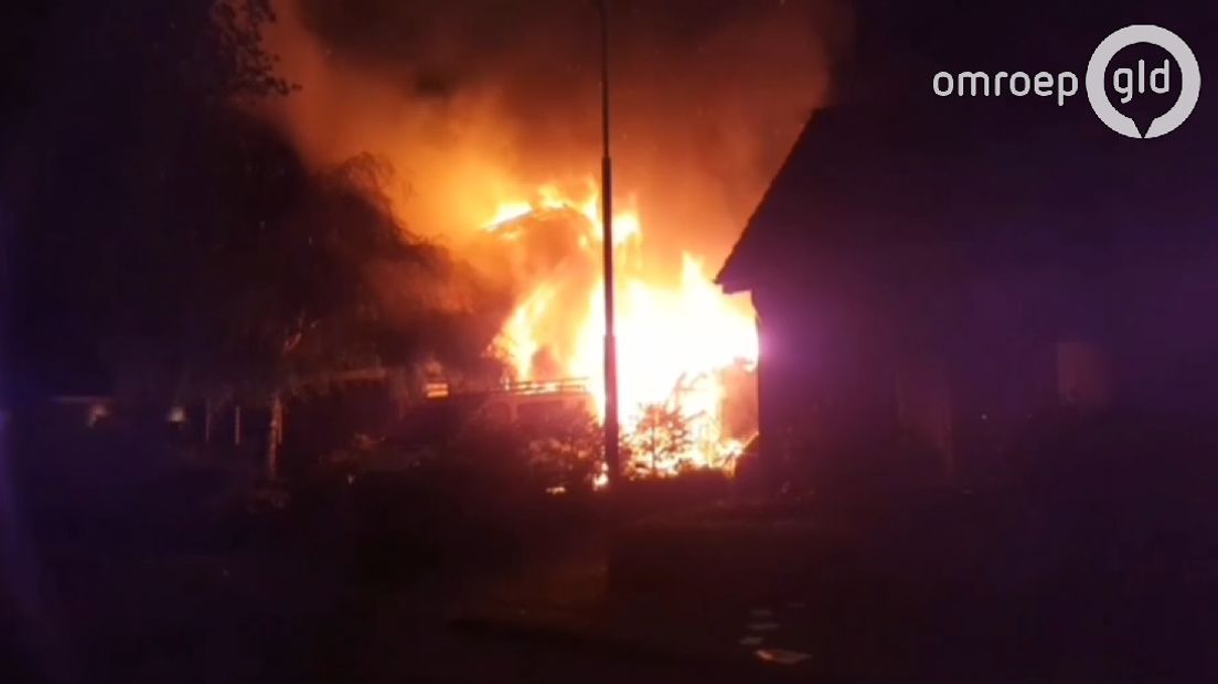 De explosie die een grote brand veroorzaakte in een woning in Vaassen, is veroorzaakt door een gaslek. Dat meldt de politie.