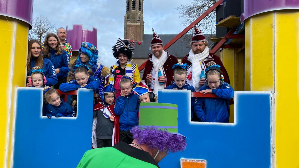 Voor dag en dauw een optocht én een barbecue: dat is carnaval op de Boskamp