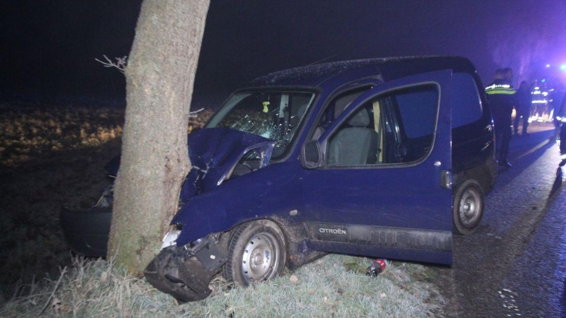 Een bestuurder raakte met zijn auto een boom (Van Oost Media)