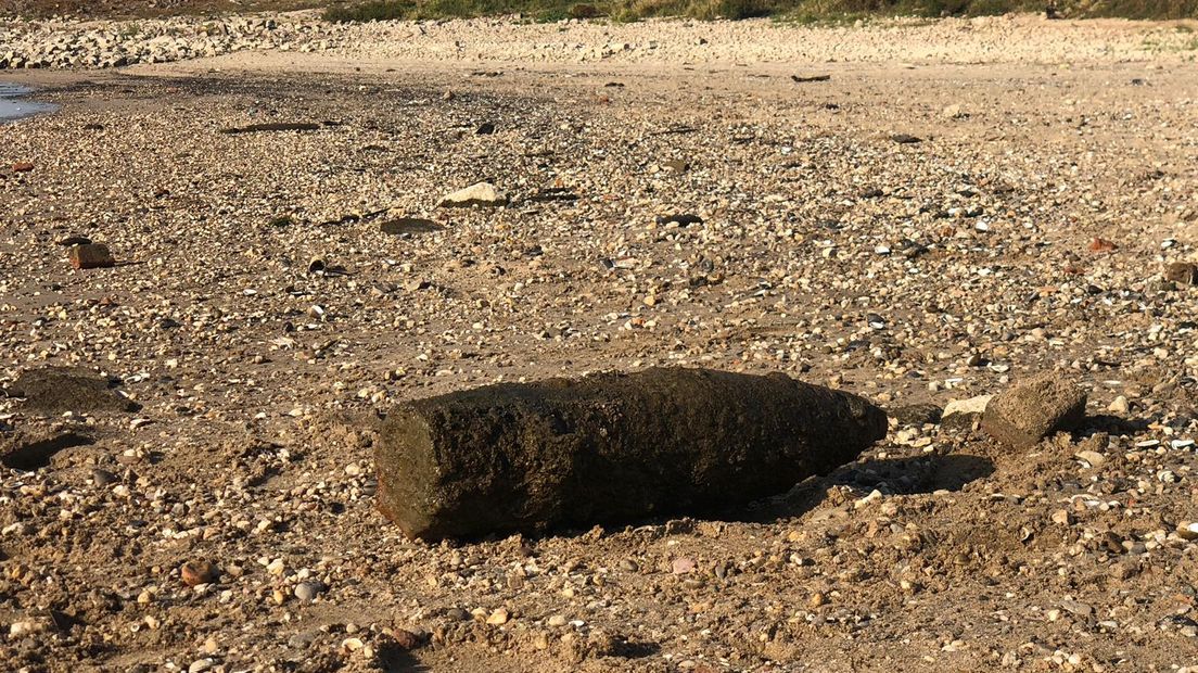Langs de Waal bij Nijmegen is zaterdag een explosief gevonden en onschadelijk gemaakt. Het is een Duitse granaat uit de Tweede Wereldoorlog.