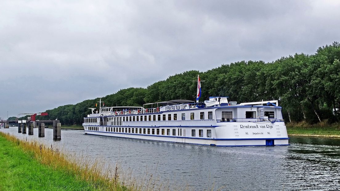 Riviercruiseschip in het Kanaal door Walcheren