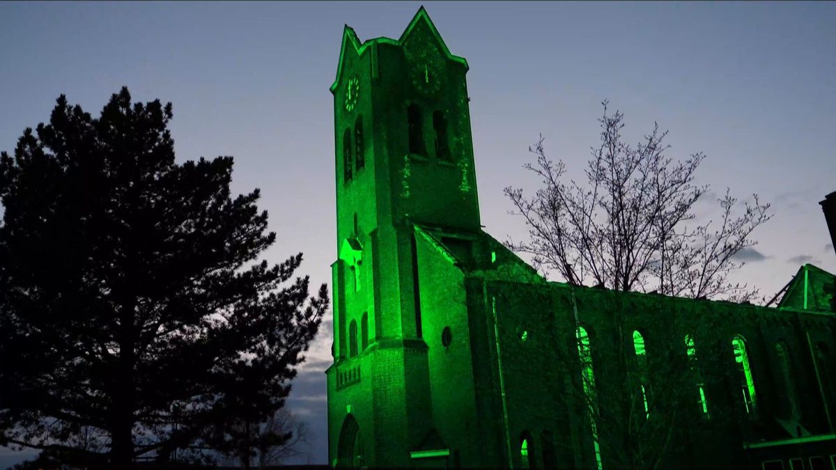 Afgebrande kerk Hoogmade baadt in groen licht; herbouw zo goed als zeker