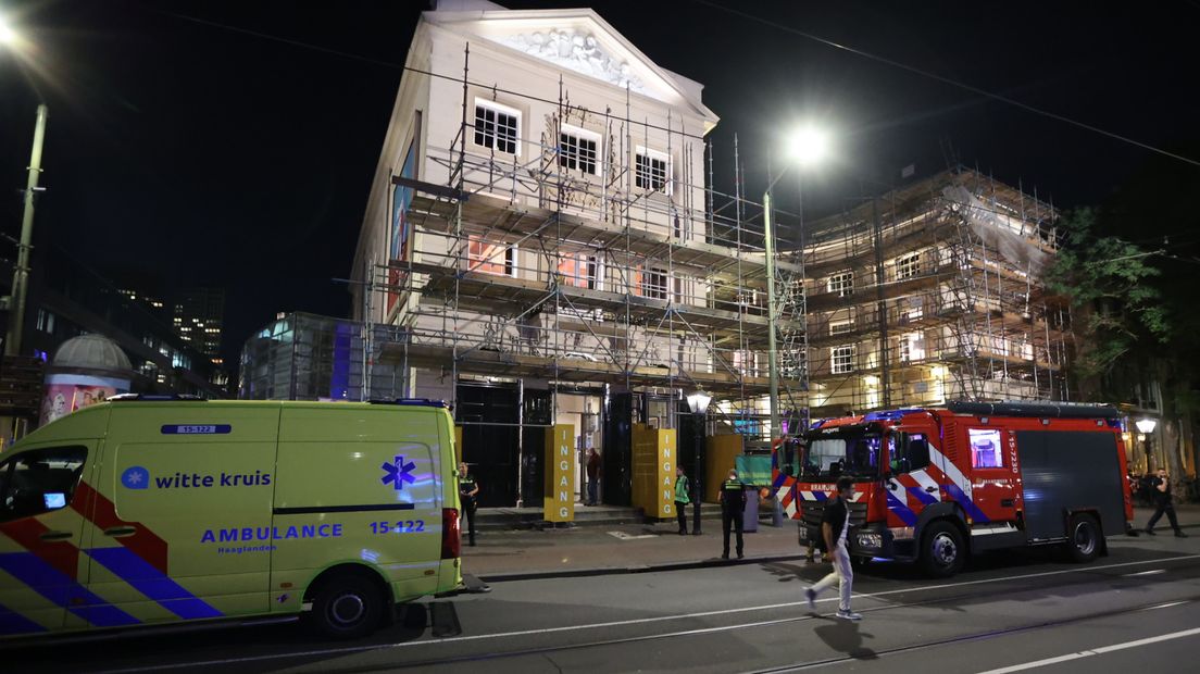 Meerdere ambulances rukten uit naar de schouwburg