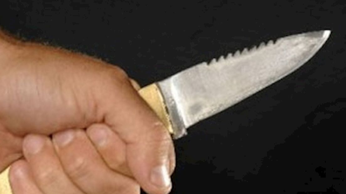 Een man in Hengelo is gestoken met een mes.