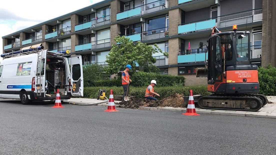 Vitens ter plekke bij de waterleiding in Almelo