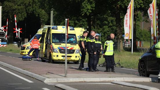 Fietser zwaargewond na botsing met auto. Fietser zwaargewond na botsing met auto.