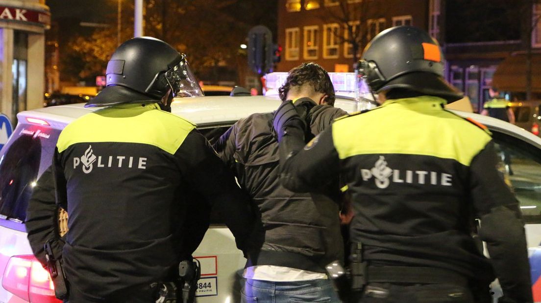 ME arresteert jongeman nadat feestvreugde omslaat in confrontatie met politie