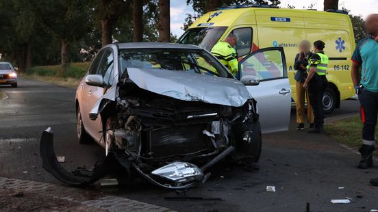 Auto in de kreuk, busje in de berm