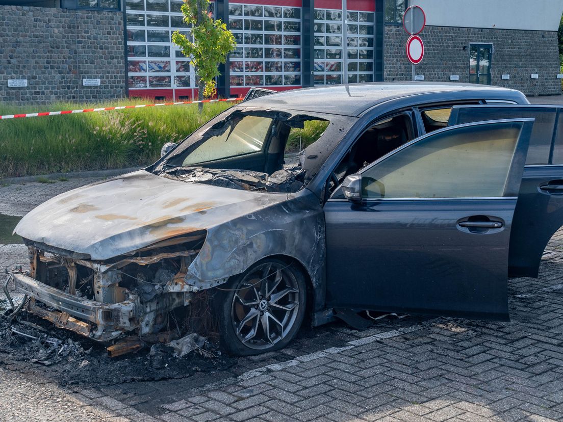 Auto in de fik in Sommelsdijk