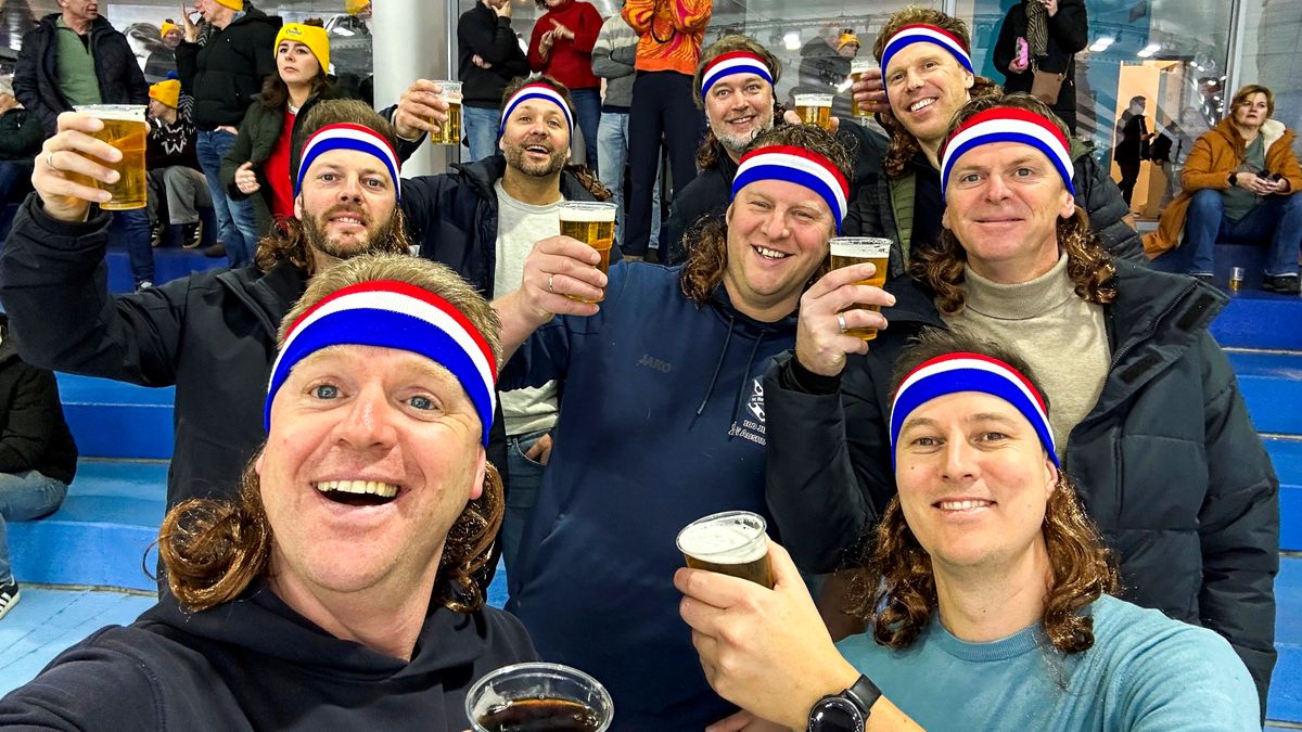 De Matties uit Aldeboarn voor Jorrit Bergsma met matjehaarband naar Milaan