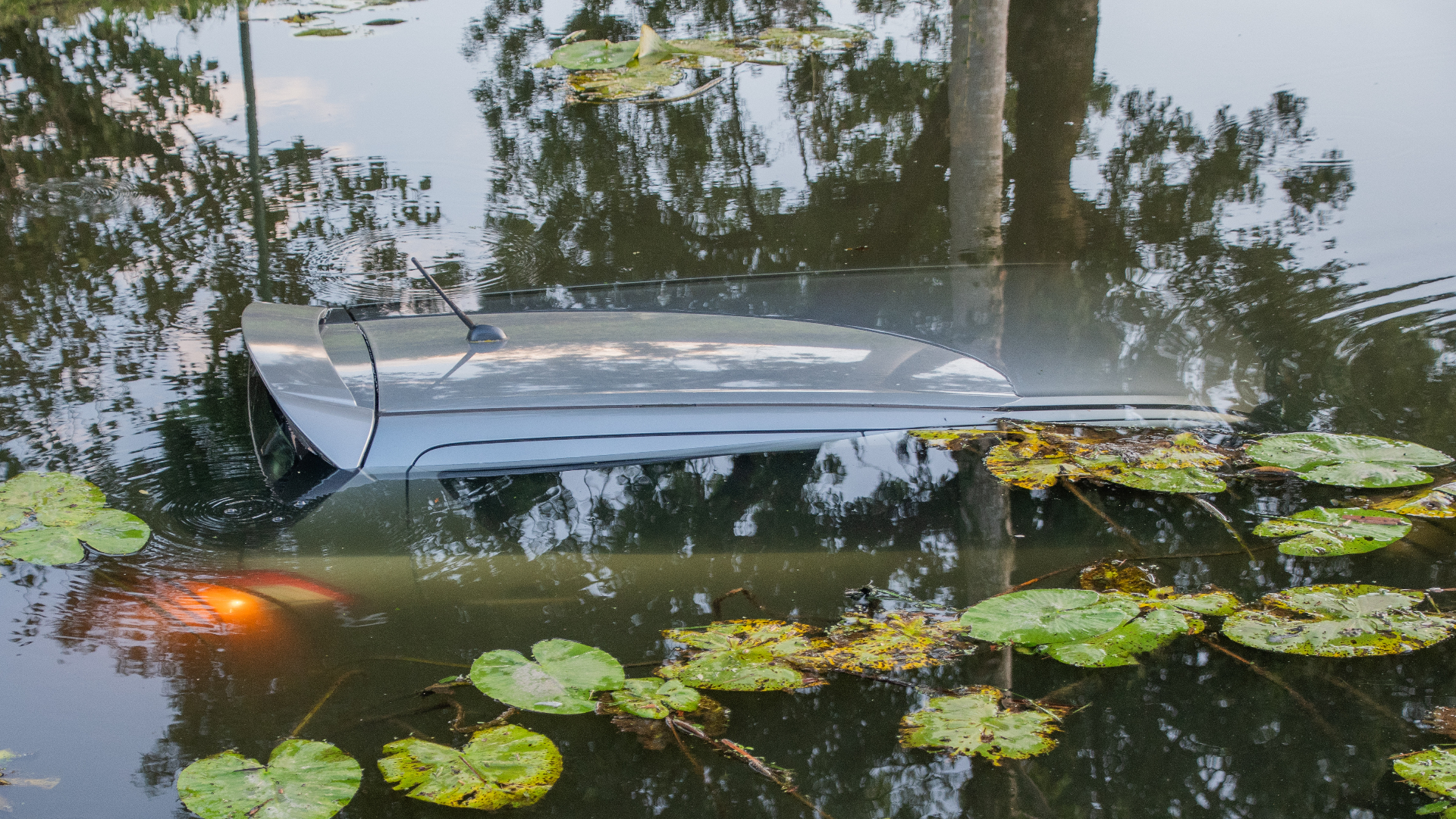 Auto belandt volledig onder water in Benschop