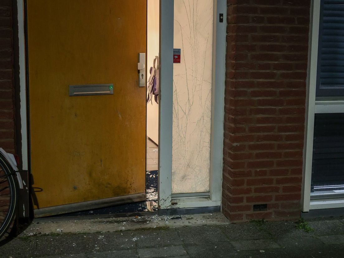 Archieffoto van een eerdere ontploffing bij de voordeur van de woning in Vlaardingen