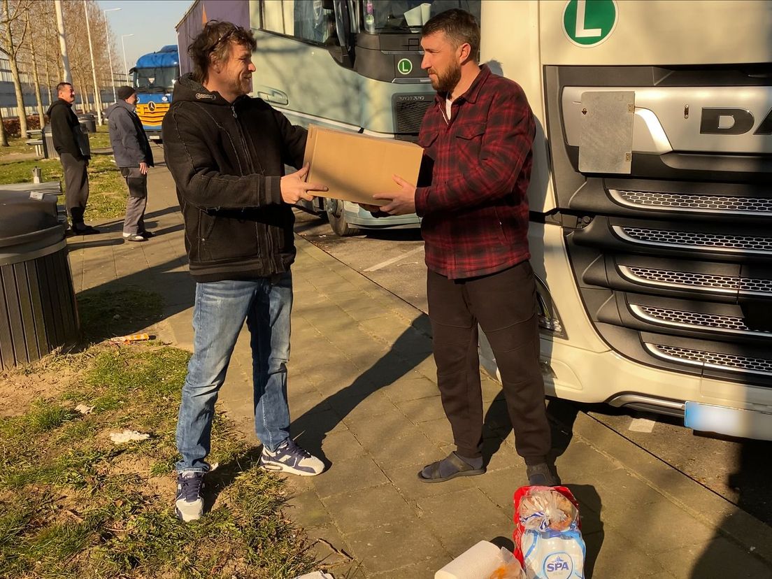 Gestrande Oekraïense vrachtwagenchauffeur Sergej krijgt voedselpakket