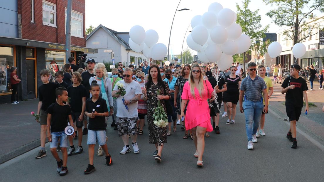 Deelnemers aan de stille tocht ter nagedachtenis aan Dinant