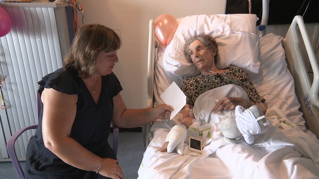 Dochter Désirée met Ans in het ziekenhuis