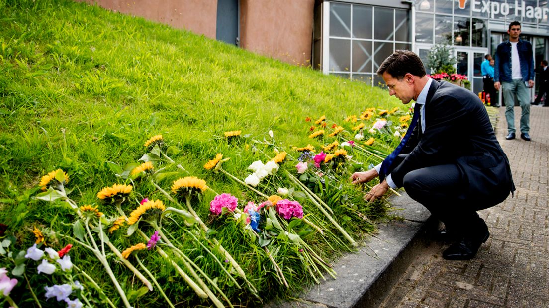 Premier Mark Rutte legt een bloemetje na de herdenking van de MH17-slachtoffers.