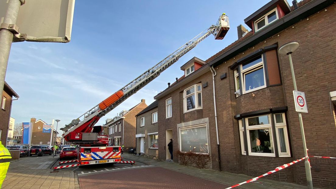 De brandweer is met een hoogwerker in Meerssen aan de slag om de schade te inventariseren