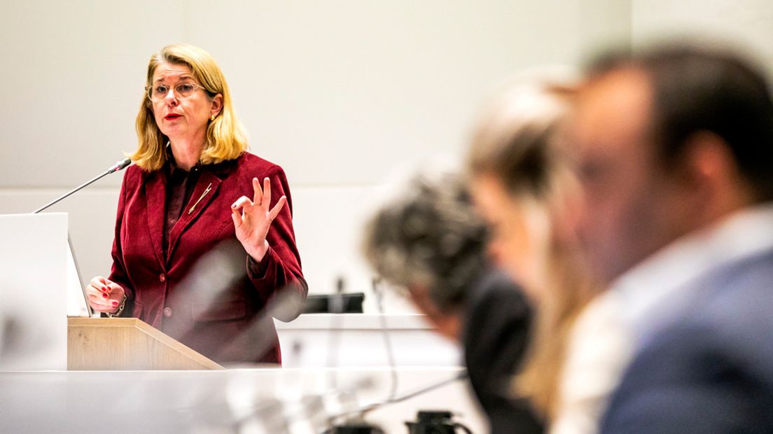 Burgemeester Pauline Krikke tijdens het debat over de vonkenregen.