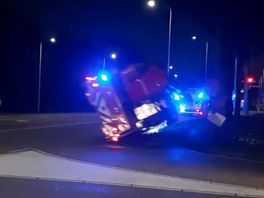VIDEO: Wat een klap! Brandweerauto vliegt uit de bocht, één brandweerman nog in ziekenhuis