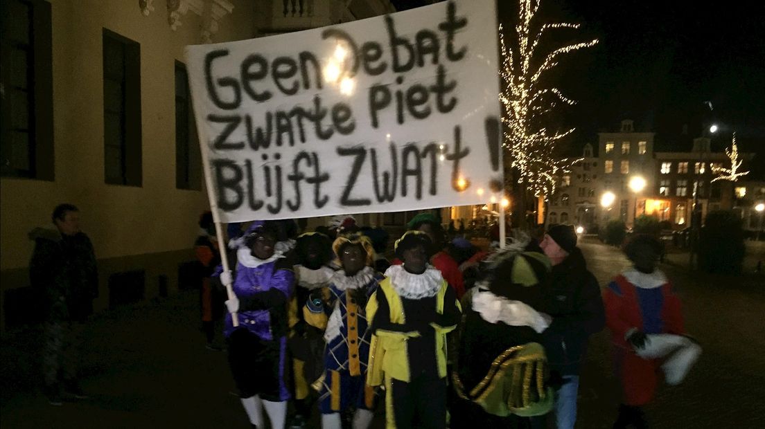 Zwarte Pieten met spandoek bij demonstratie in Deventer