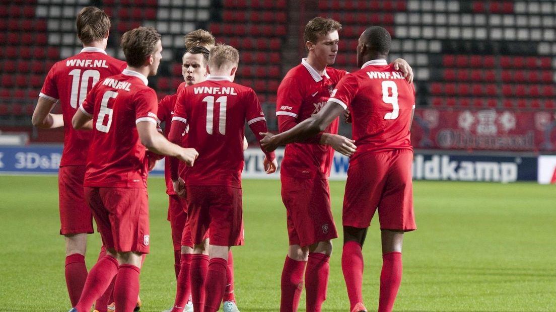 Jong FC Twente juicht na een treffer van Zschusschen (9)