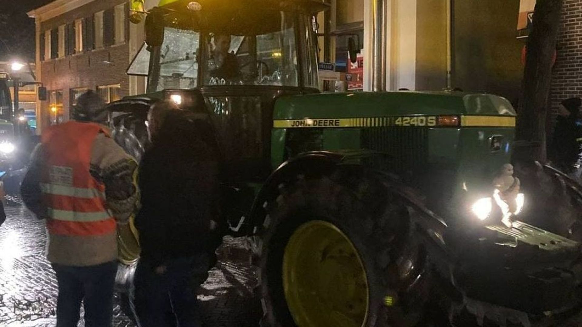 Trekkers bij een protestmars in Aalten.