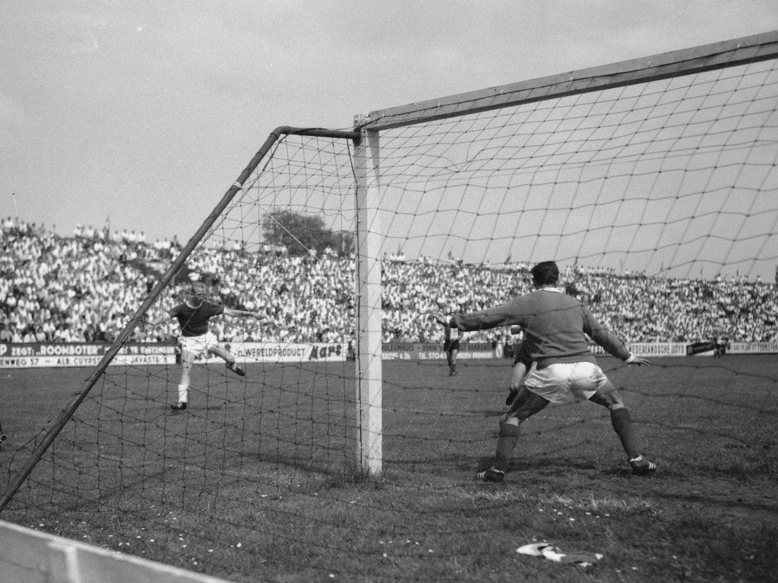 Een spaarzame aanval van Ajax in het play-off duel met Feyenoord in 1960