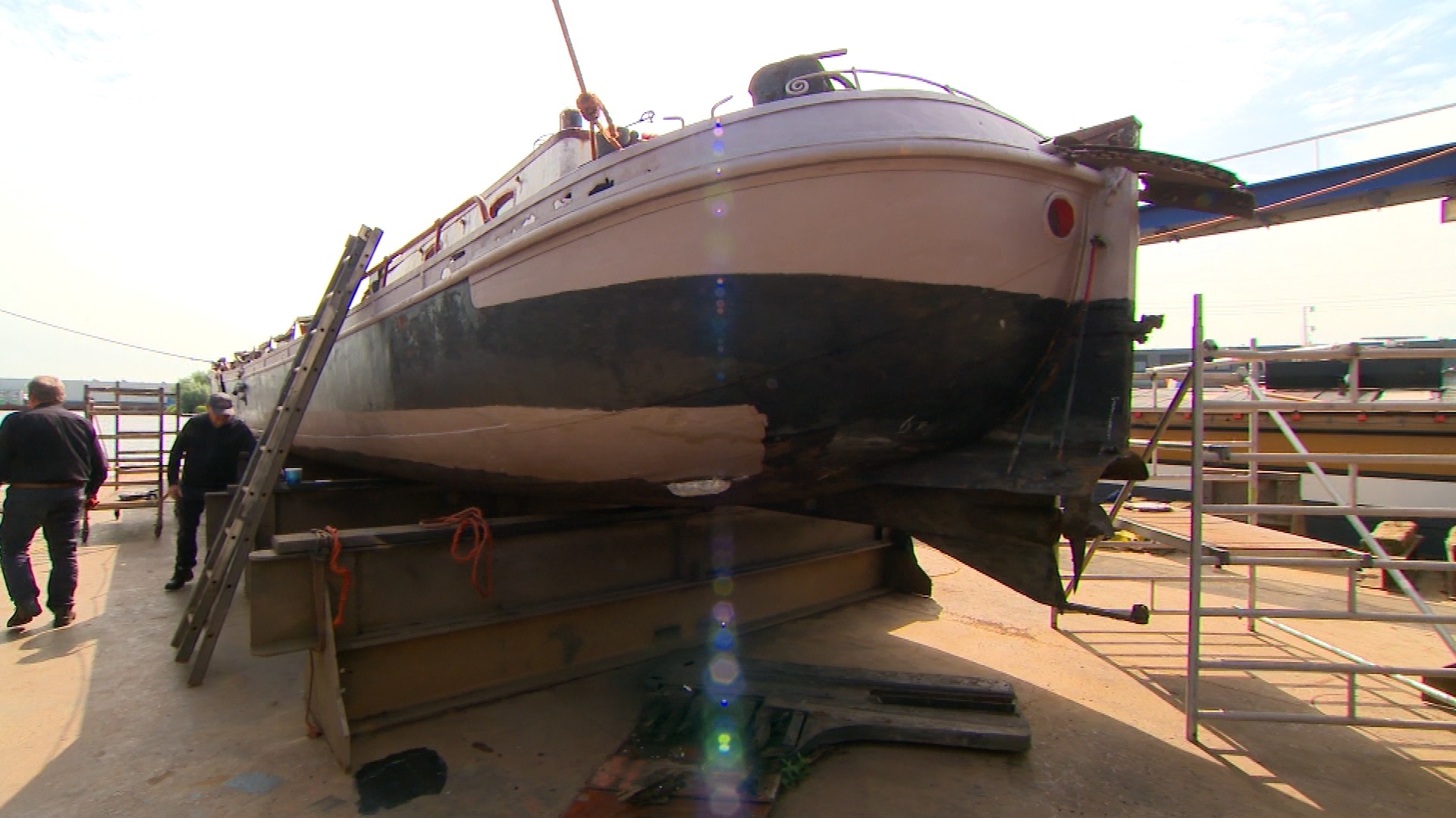 Bijna gesloopt vrachtschip uit 1928 krijgt tweede leven op historische werf in Sappemeer