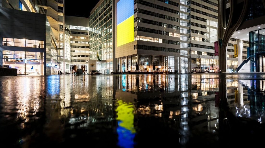 Het stadhuis in Den Haag is een van de gebouwen in de regio die in de kleuren van Oekraïne is gehuld