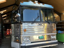 Oud-tourbus van Boney M. staat in garage in Ureterp: "Die hebben hier ooit tonnen voor betaald"