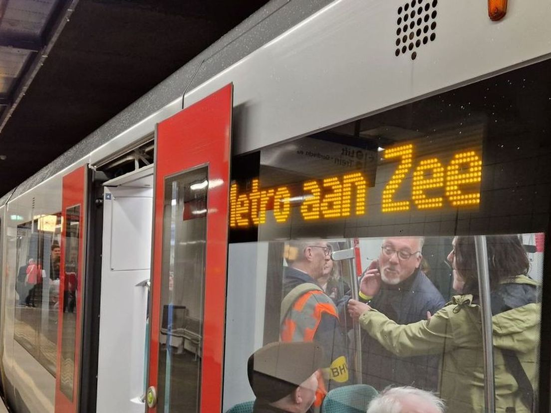 De Hoekse Lijn rijdt tussen de stations Schiedam Centrum en Hoek van Holland Strand